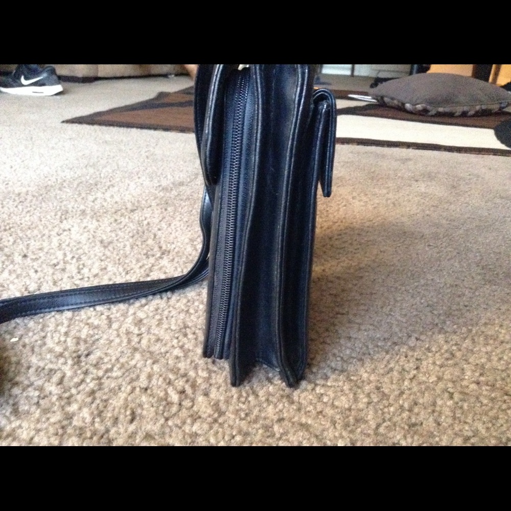 Benchmade Genuine Leather Crossbody Shoulder bag - Picture 4 of 8